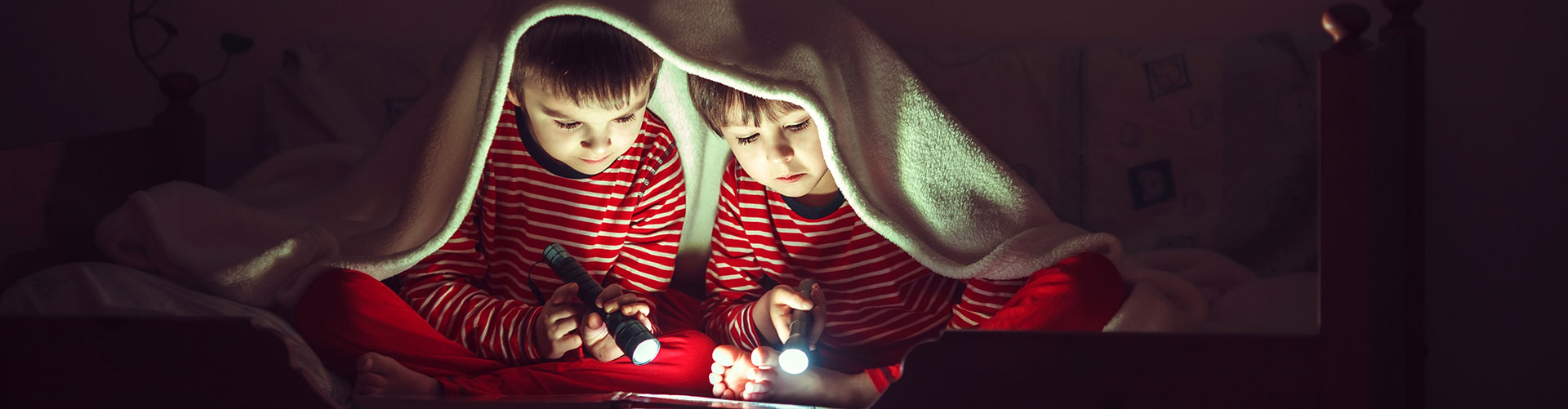 children using flashlight